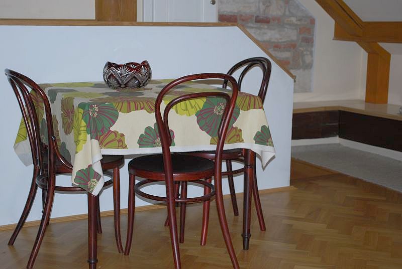 pictures_13c_-_attic_room