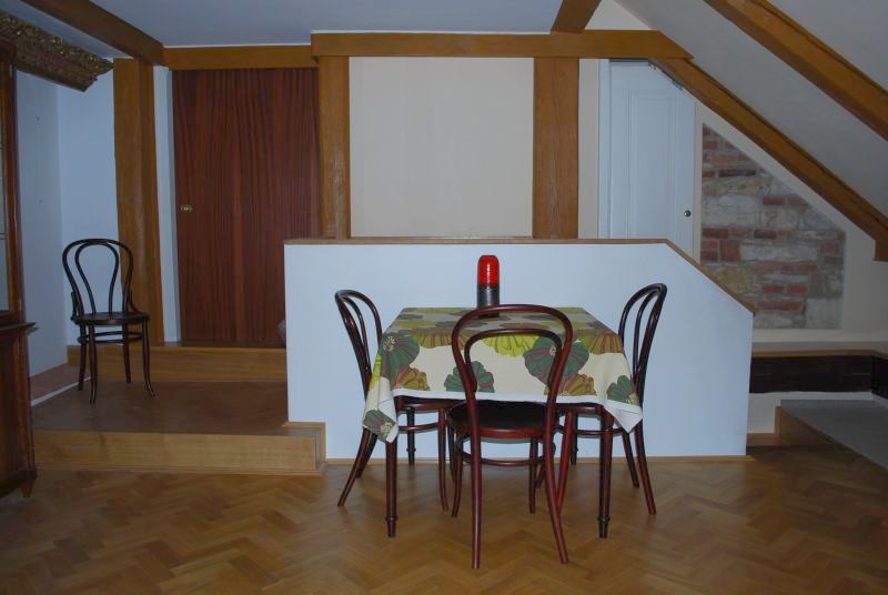 pictures_17b_-_attic_room