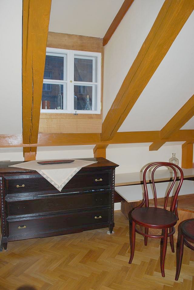 pictures_18a_-_attic_room