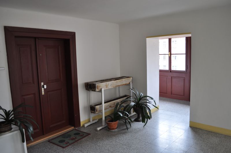 pictures-2-entrance-from-the-corridor-and-access-galery